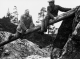 Finn Koller Meyer (t.v.) og Anders Strøm (t.h.) krysser Dalaelva like ovenfor Storvatnet, Hitra i 1921.
